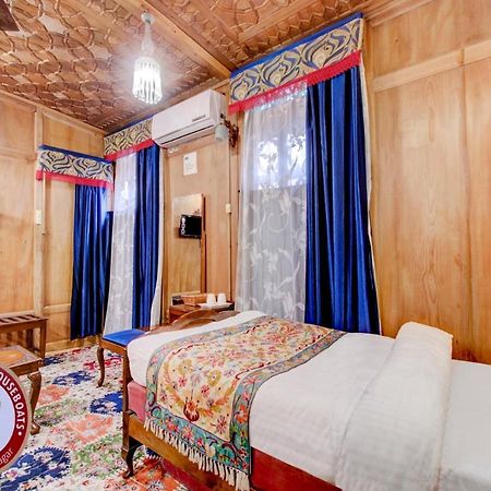 Lake Victoria Houseboats Bed and Breakfast Srīnagar Buitenkant foto