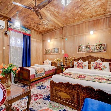 Lake Victoria Houseboats Bed and Breakfast Srīnagar Buitenkant foto