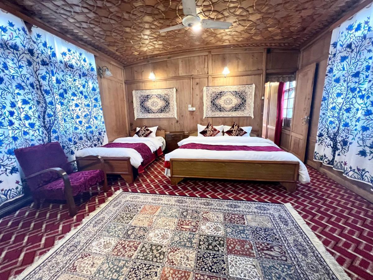 Lake Victoria Houseboats Bed and Breakfast Srīnagar Buitenkant foto