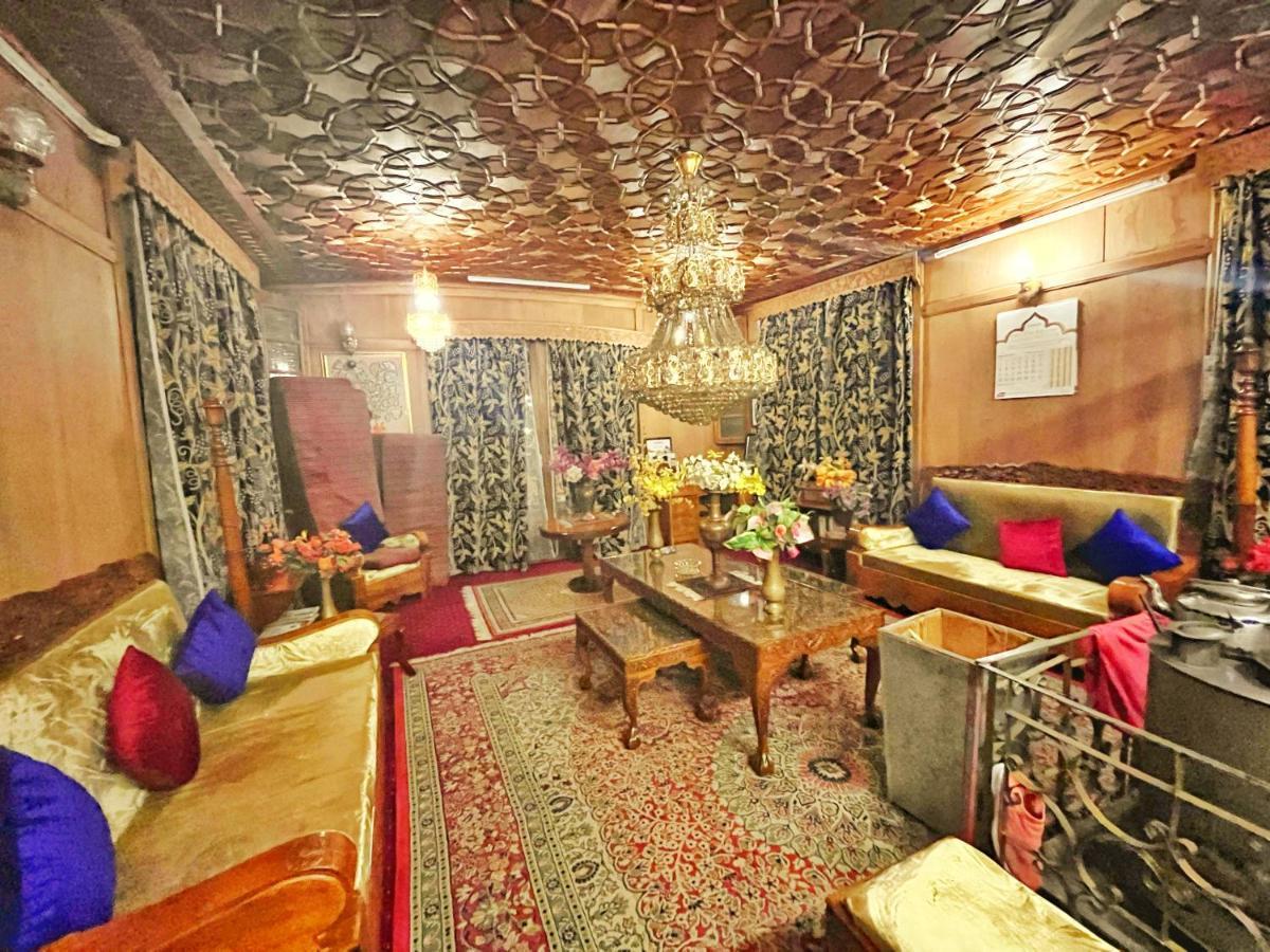 Lake Victoria Houseboats Bed and Breakfast Srīnagar Buitenkant foto