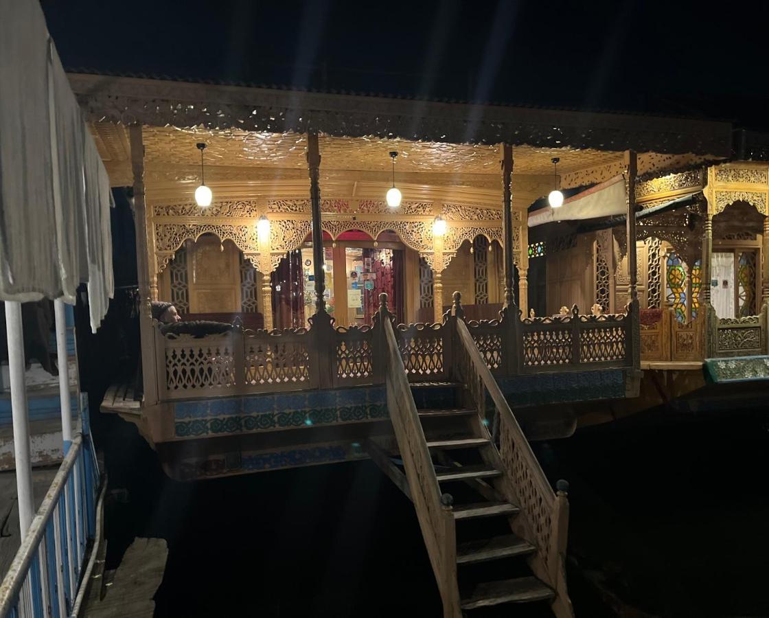 Lake Victoria Houseboats Bed and Breakfast Srīnagar Buitenkant foto