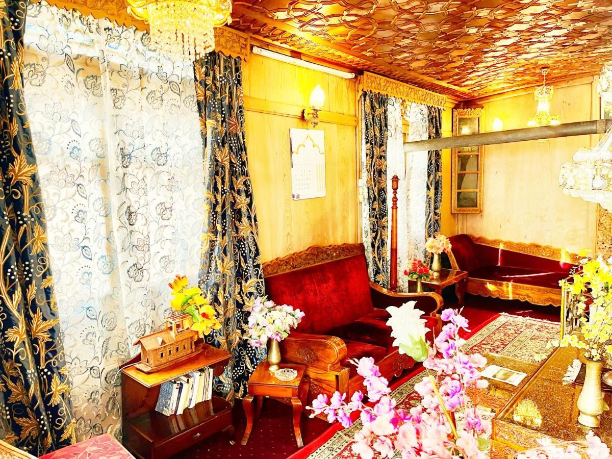 Lake Victoria Houseboats Bed and Breakfast Srīnagar Buitenkant foto
