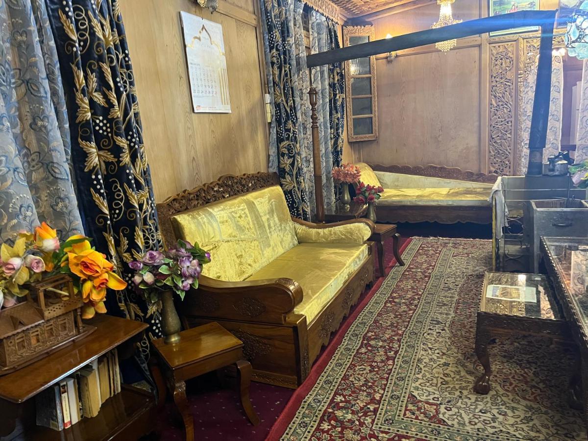 Lake Victoria Houseboats Bed and Breakfast Srīnagar Buitenkant foto