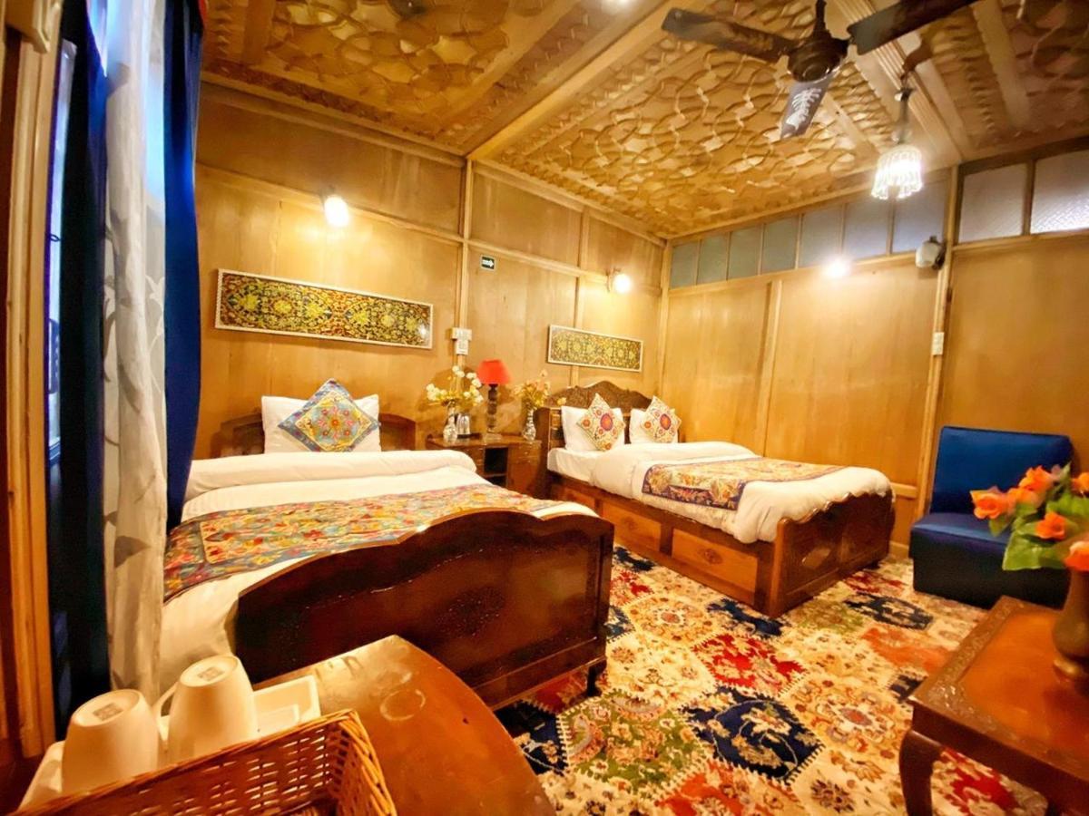 Lake Victoria Houseboats Bed and Breakfast Srīnagar Buitenkant foto