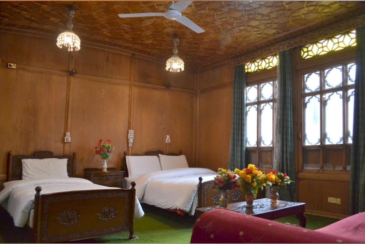 Lake Victoria Houseboats Bed and Breakfast Srīnagar Buitenkant foto