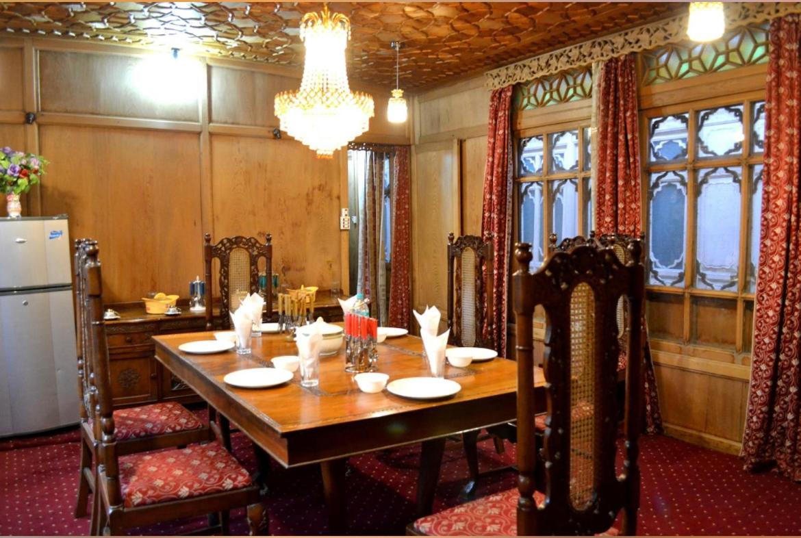 Lake Victoria Houseboats Bed and Breakfast Srīnagar Buitenkant foto