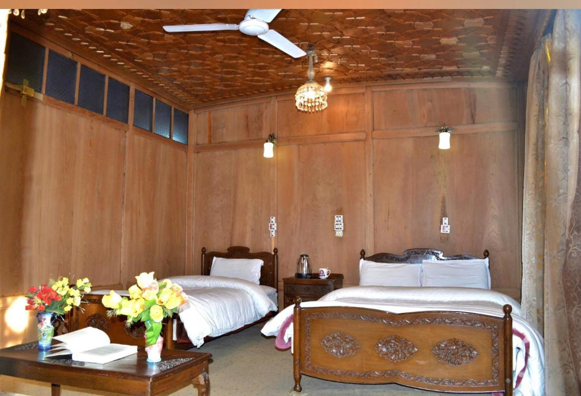 Lake Victoria Houseboats Bed and Breakfast Srīnagar Buitenkant foto